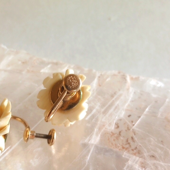 VAN DELL VINTAGE GOLD FILLED 1/20 G.F. CARVED FLOWERS SCREW BACK EARRINGS. - Picture 5 of 5